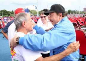 Rosario y Daniel celebran junto al pueblo 38 años de Revolución