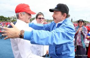 Rosario y Daniel celebran junto al pueblo 38 años de Revolución