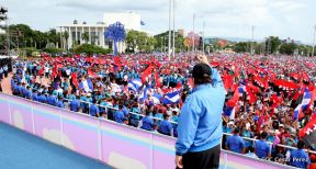 Rosario y Daniel celebran junto al pueblo 38 años de Revolución