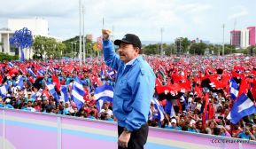 Rosario y Daniel celebran junto al pueblo 38 años de Revolución