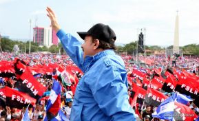 Rosario y Daniel celebran junto al pueblo 38 años de Revolución