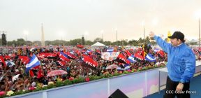 Rosario y Daniel celebran junto al pueblo 38 años de Revolución