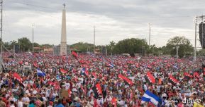 Rosario y Daniel celebran junto al pueblo 38 años de Revolución