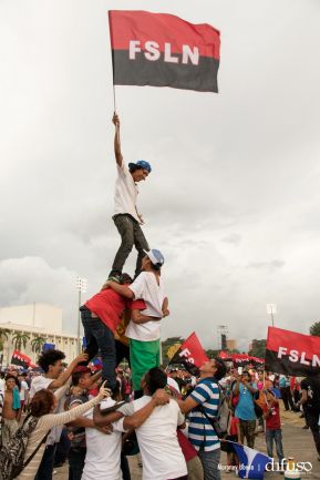 Rosario y Daniel celebran junto al pueblo 38 años de Revolución
