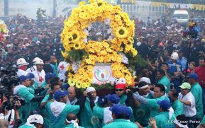Miles de fieles acompañan a Santo Domingo en su regreso a Las Sierritas