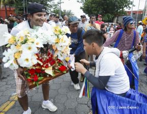 Miles de fieles acompañan a Santo Domingo en su regreso a Las Sierritas