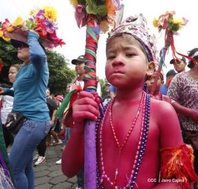 Miles de fieles acompañan a Santo Domingo en su regreso a Las Sierritas