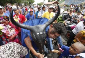 Miles de fieles acompañan a Santo Domingo en su regreso a Las Sierritas
