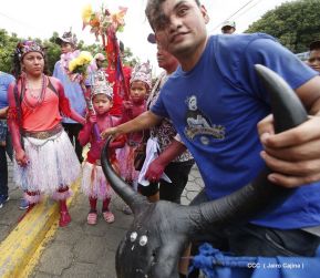 Miles de fieles acompañan a Santo Domingo en su regreso a Las Sierritas