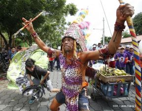Miles de fieles acompañan a Santo Domingo en su regreso a Las Sierritas