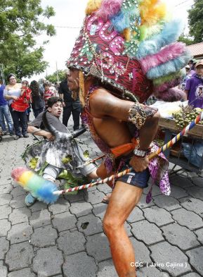 Miles de fieles acompañan a Santo Domingo en su regreso a Las Sierritas