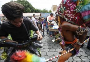 Miles de fieles acompañan a Santo Domingo en su regreso a Las Sierritas