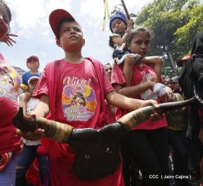 Miles de fieles acompañan a Santo Domingo en su regreso a Las Sierritas