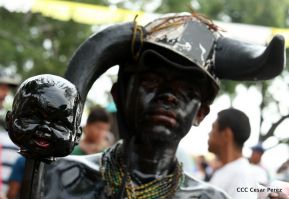 Miles de fieles acompañan a Santo Domingo en su regreso a Las Sierritas