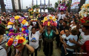 Miles de fieles acompañan a Santo Domingo en su regreso a Las Sierritas