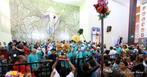 Miles de fieles acompañan a Santo Domingo en su regreso a Las Sierritas