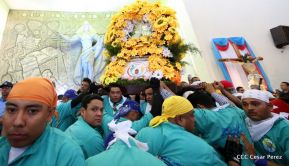 Miles de fieles acompañan a Santo Domingo en su regreso a Las Sierritas