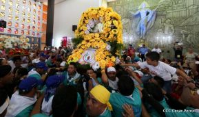 Miles de fieles acompañan a Santo Domingo en su regreso a Las Sierritas