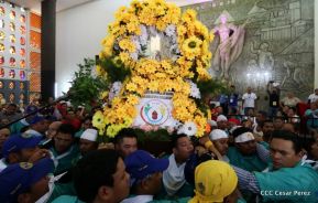 Miles de fieles acompañan a Santo Domingo en su regreso a Las Sierritas