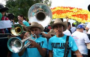 Miles de fieles acompañan a Santo Domingo en su regreso a Las Sierritas