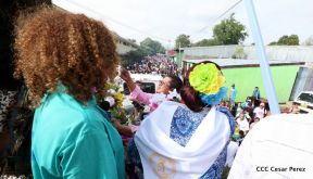 Miles de fieles acompañan a Santo Domingo en su regreso a Las Sierritas