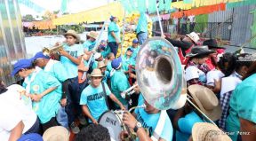 Miles de fieles acompañan a Santo Domingo en su regreso a Las Sierritas