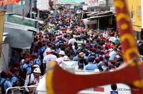 Miles de fieles acompañan a Santo Domingo en su regreso a Las Sierritas