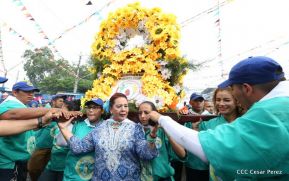 Miles de fieles acompañan a Santo Domingo en su regreso a Las Sierritas