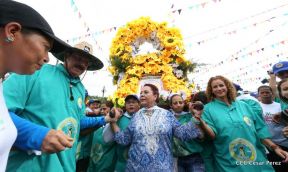 Miles de fieles acompañan a Santo Domingo en su regreso a Las Sierritas