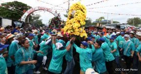 Miles de fieles acompañan a Santo Domingo en su regreso a Las Sierritas