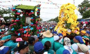 Miles de fieles acompañan a Santo Domingo en su regreso a Las Sierritas