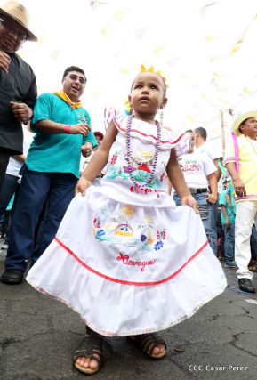 Miles de fieles acompañan a Santo Domingo en su regreso a Las Sierritas