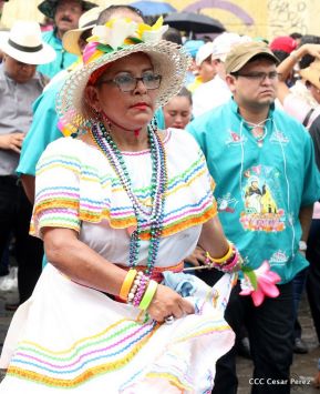 Miles de fieles acompañan a Santo Domingo en su regreso a Las Sierritas