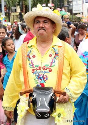 Miles de fieles acompañan a Santo Domingo en su regreso a Las Sierritas