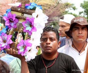 Miles de fieles acompañan a Santo Domingo en su regreso a Las Sierritas