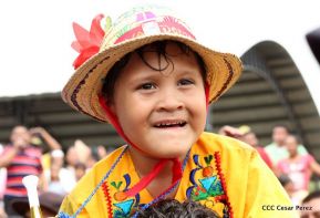 Miles de fieles acompañan a Santo Domingo en su regreso a Las Sierritas