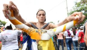 Miles de fieles acompañan a Santo Domingo en su regreso a Las Sierritas