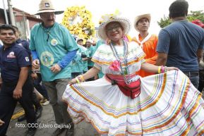 Miles de fieles acompañan a Santo Domingo en su regreso a Las Sierritas