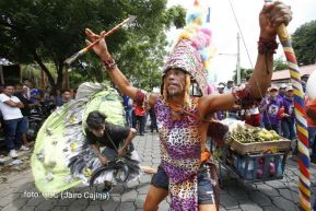 Miles de fieles acompañan a Santo Domingo en su regreso a Las Sierritas