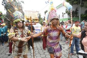 Miles de fieles acompañan a Santo Domingo en su regreso a Las Sierritas