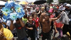 Miles de fieles acompañan a Santo Domingo en su regreso a Las Sierritas