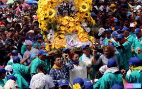 Miles de fieles acompañan a Santo Domingo en su regreso a Las Sierritas