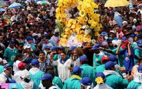 Miles de fieles acompañan a Santo Domingo en su regreso a Las Sierritas