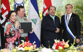 Daniel y Rosario otorgan orden "Ejército de Nicaragua” a Ministro de Defensa de Taiwán