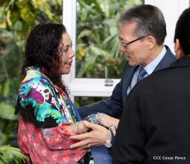 Daniel y Rosario otorgan orden "Ejército de Nicaragua” a Ministro de Defensa de Taiwán