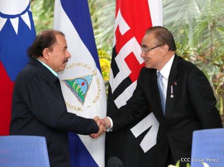 Daniel y Rosario otorgan orden "Ejército de Nicaragua” a Ministro de Defensa de Taiwán