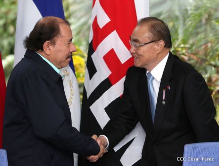 Daniel y Rosario otorgan orden "Ejército de Nicaragua” a Ministro de Defensa de Taiwán