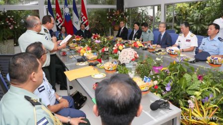 Daniel y Rosario otorgan orden "Ejército de Nicaragua” a Ministro de Defensa de Taiwán