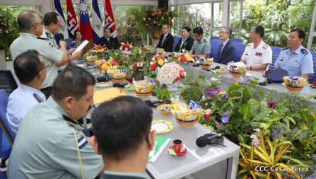 Daniel y Rosario otorgan orden "Ejército de Nicaragua” a Ministro de Defensa de Taiwán