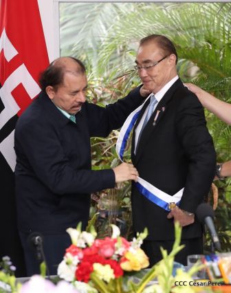 Daniel y Rosario otorgan orden "Ejército de Nicaragua” a Ministro de Defensa de Taiwán